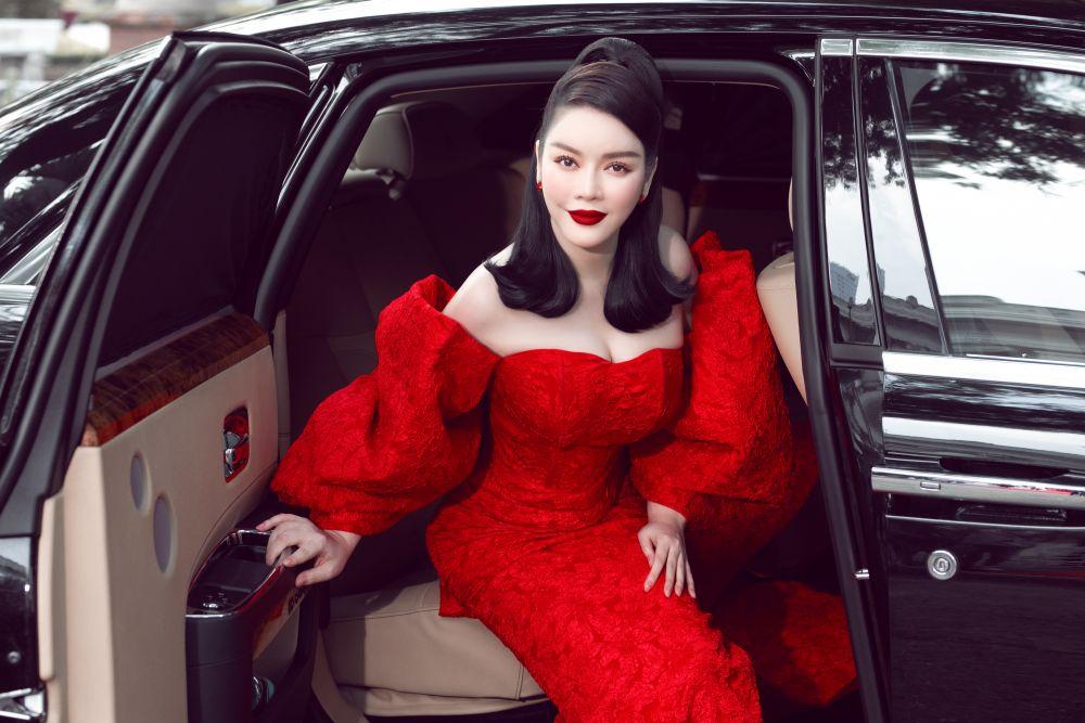 Lý Nhã Kỳ mặc đồ đỏ gợi cảm, đeo đá ruby, đi siêu xe 40 tỷ xúng xính dự sự kiện thời trang