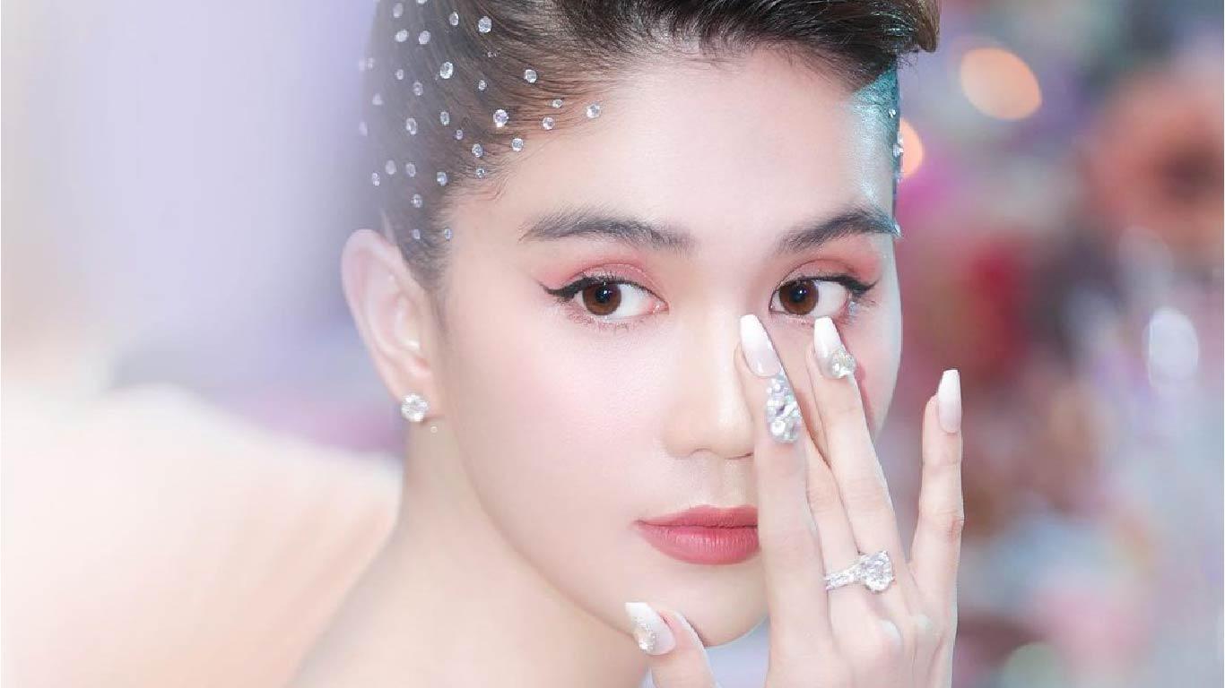 Ngọc Trinh đeo nhẫn kim cương 5 tỷ đồng đi dự sự kiện