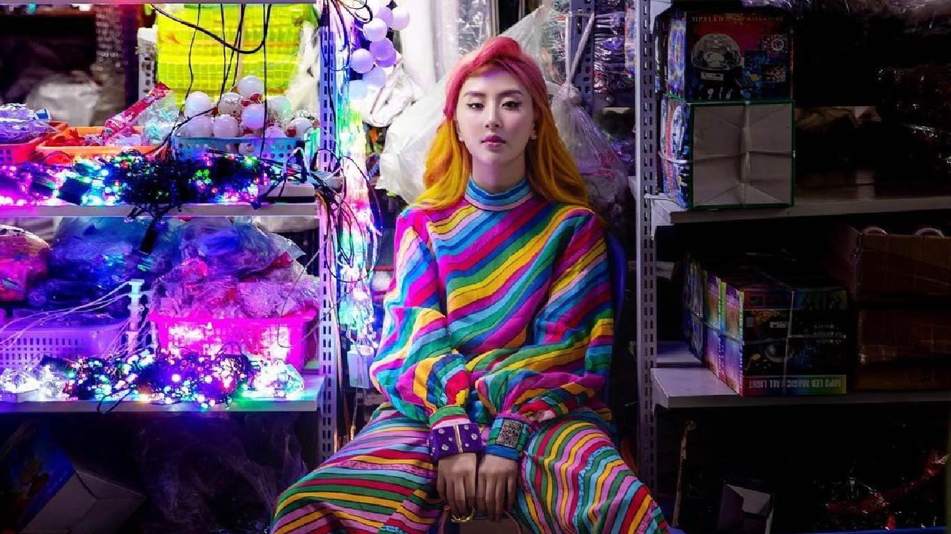 Quỳnh Anh Shyn hóa bà chủ vựa tạp hóa sành điệu nhất chợ Đồng Xuân