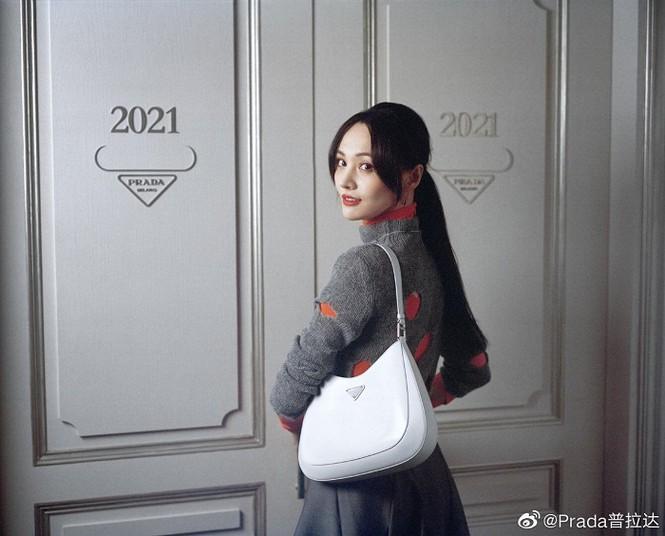 "Nhọ" hơn Prada: Hôm trước mời ai làm đại sứ hôm sau vướng ngay lùm xùm