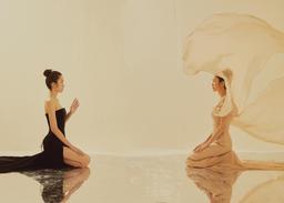 Tăng Thanh Hà chọn váy của NTK Việt trong bộ ảnh tái xuất