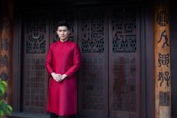 Học Lâm Bảo Châu diện áo dài đón Tết