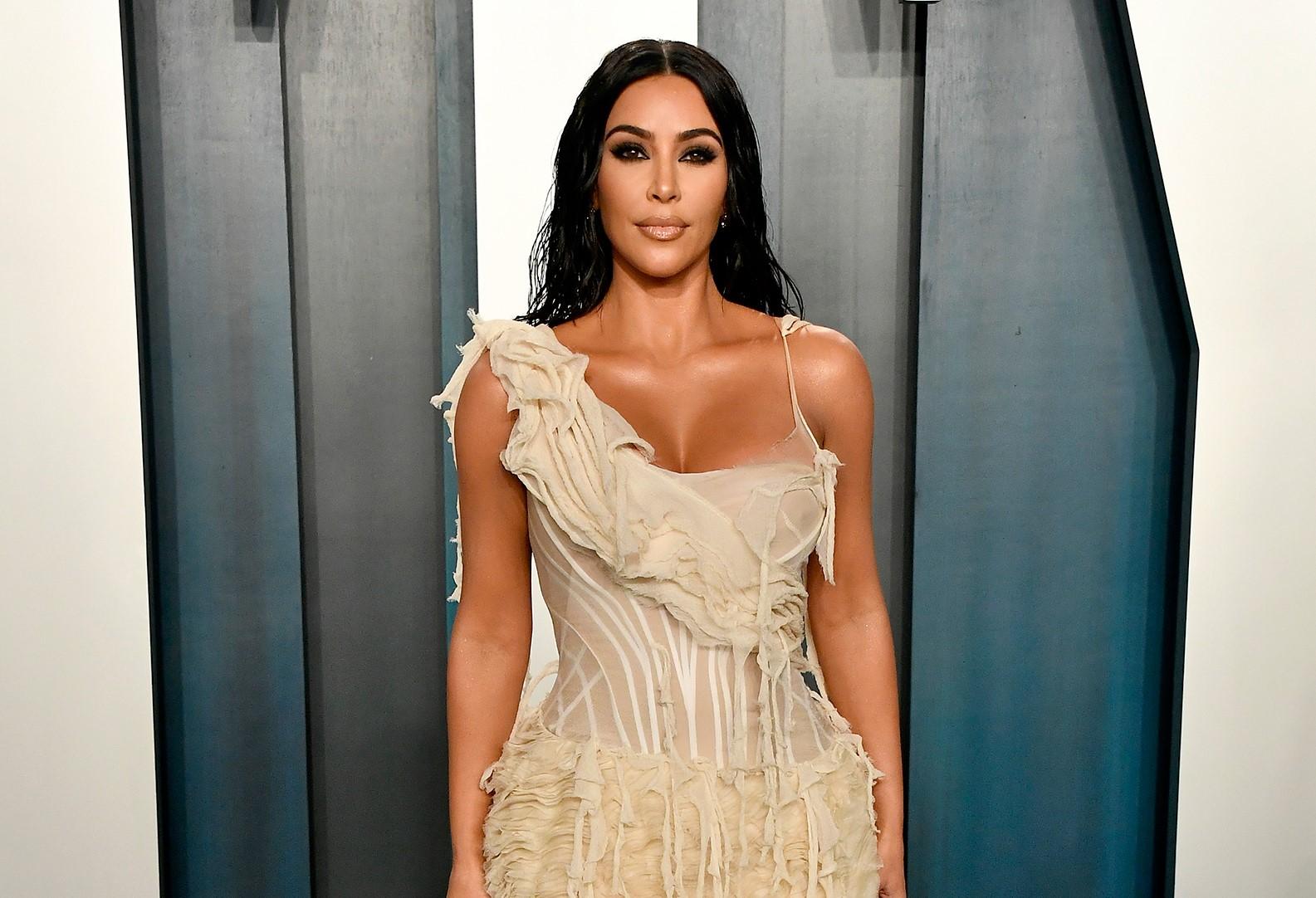 Trang phục nào mà cô gái có vòng 1 lớn nên tránh?