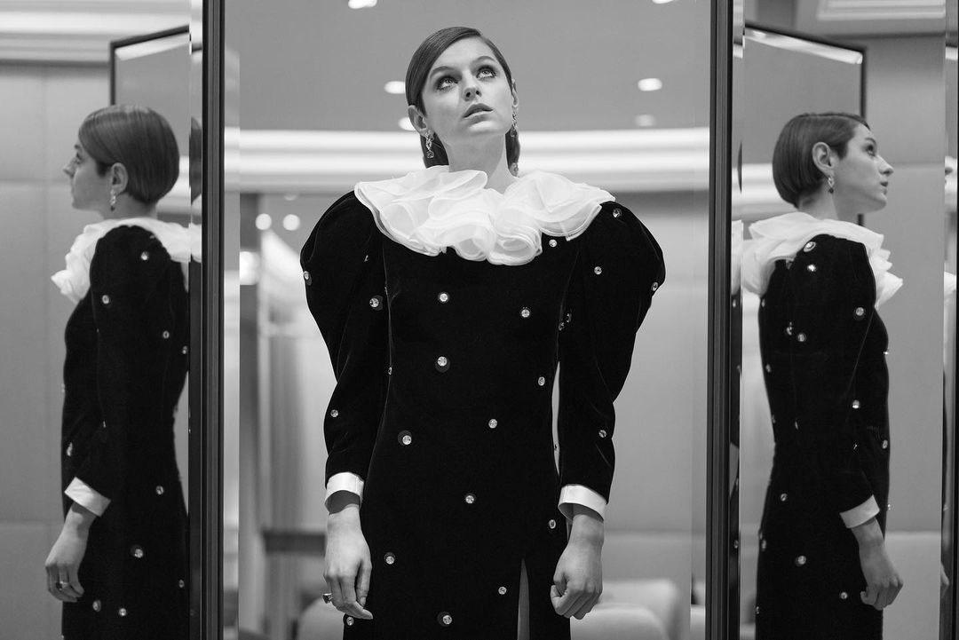 Thảm đỏ Quả cầu vàng 2021: Ở nhà mặc đẹp hơn đi hội