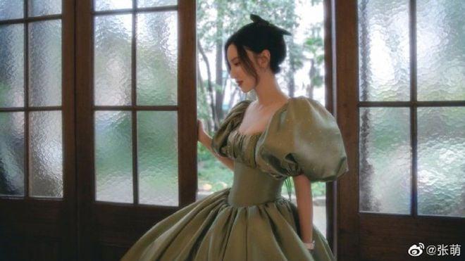 Hoa hậu hoàn vũ Trung Quốc nhập viện vì mặc váy quá bó