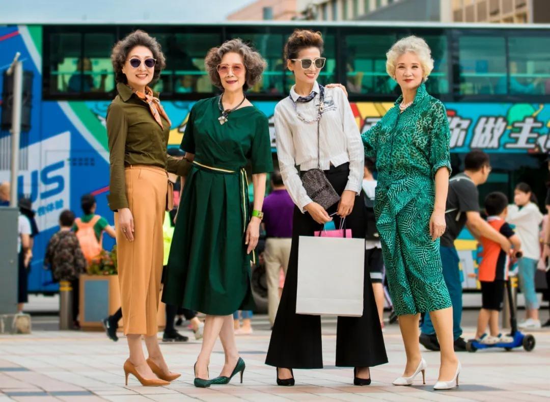 Hội quý bà U60 phá đảo TikTok nhờ gu thời trang trẻ trung hack tuổi