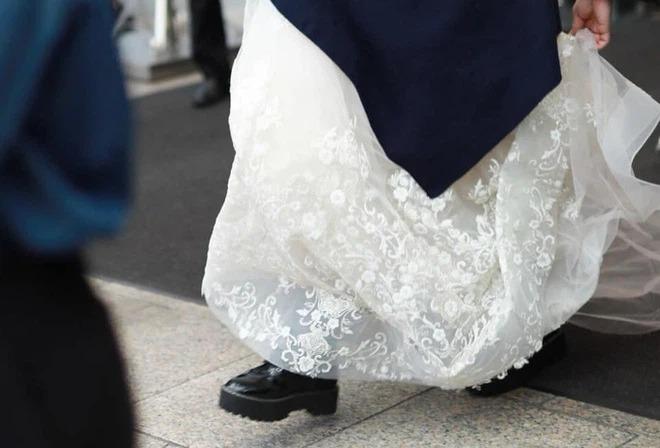 Sao nữ đi giày thể thao lên thảm đỏ: Phá cách hay không tôn trọng thiết kế