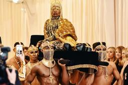 Những pha lên đồ tranh cãi nhất thảm đỏ từ Á sang Âu