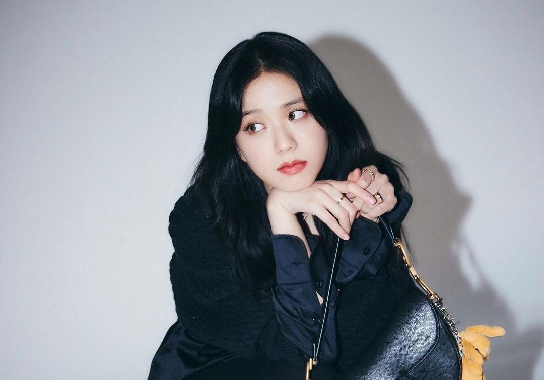 Giữa bao nhiêu cách phối đồ với Dior Saddle mà sao Jisoo lại diện một cây đen thui như vậy?