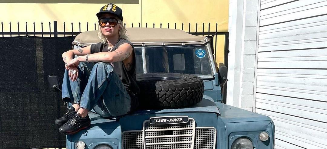 Miley Cyrus là ngôi sao đầu tiên công khai sở hữu đôi giày tôn giáo