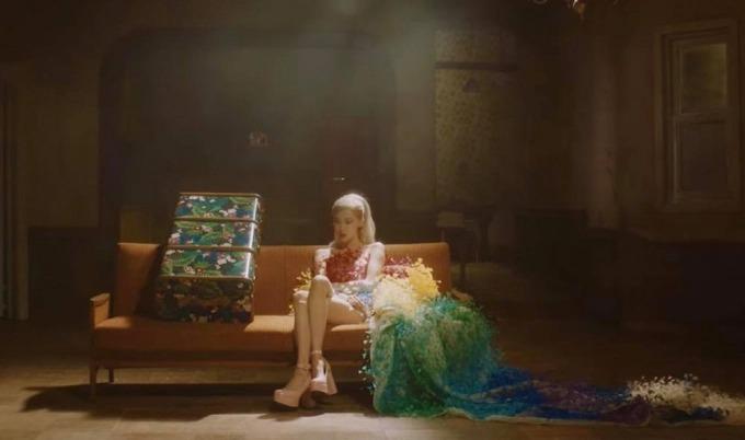 Rosé BLACKPINK đụng hàng Thanh Hằng, Châu Bùi trong MV GONE