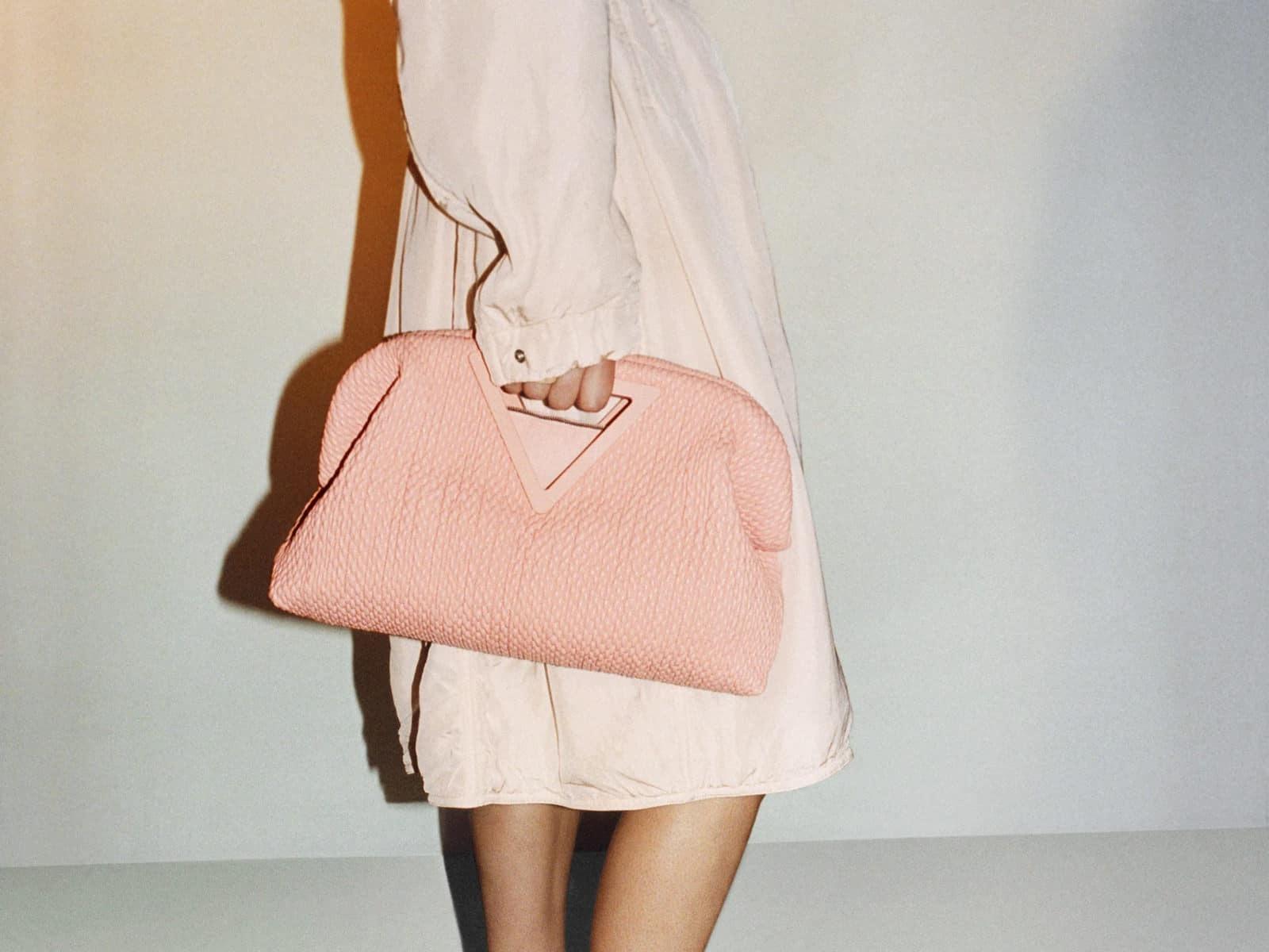 Túi Bottega Veneta Point Bag: IT bag mới của Xuân - Hè 2021