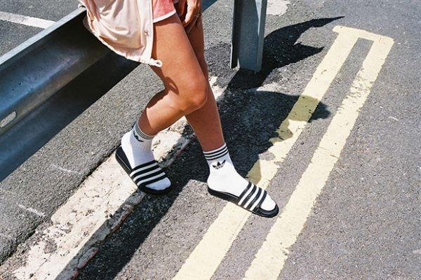 Dép lê phối tất cao cổ: Style luộm thuộm trở thành xu hướng thời trang 2021
