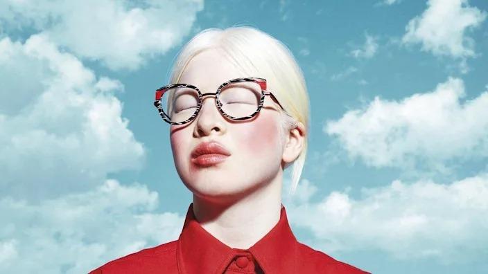 Hành trình phi thường của cô gái bạch tạng mồ côi đến người mẫu Vogue