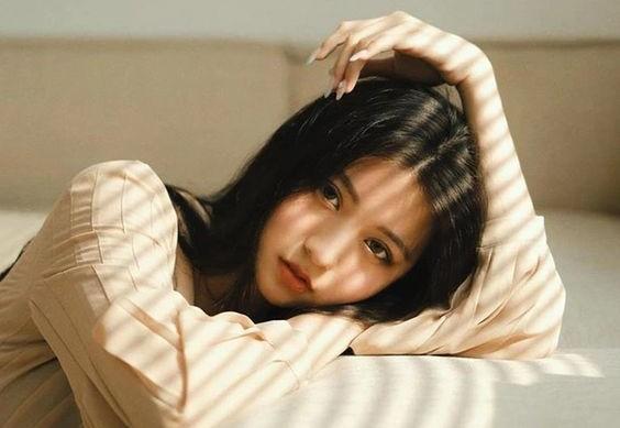 Ở nhà cả ngày làm việc qua Zoom thì có cần bôi kem chống nắng?