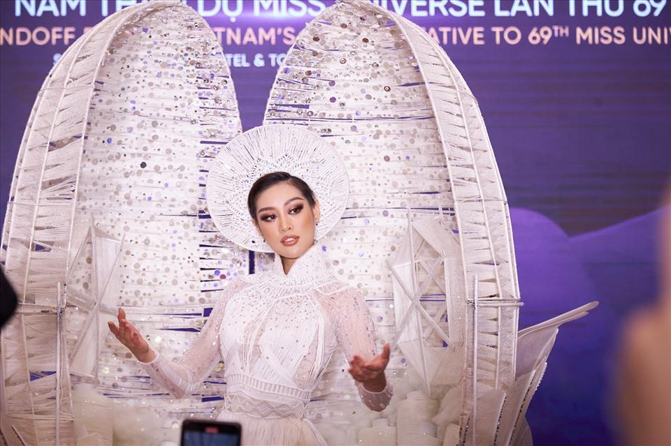 Người hâm mộ lo ngại quốc phục nặng gần 30kg của Khánh Vân thiếu nổi bật
