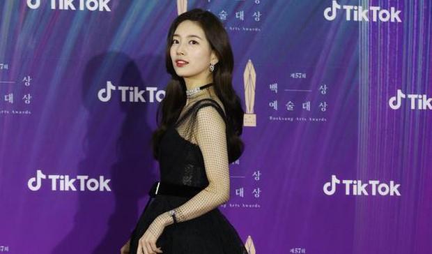 Siêu thảm đỏ Baeksang 2021: Suzy mặc váy sang chảnh mà fan lại tưởng có bầu!