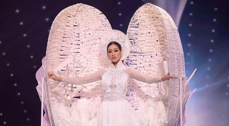 Ngoài Khánh Vân, nhiều hoa hậu cũng gặp phải sự cố tại phần thi Quốc phục