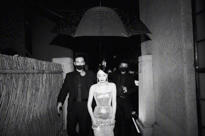 Ảnh chụp vội ở hậu trường của Châu Tấn đẹp như tạp chí thời trang