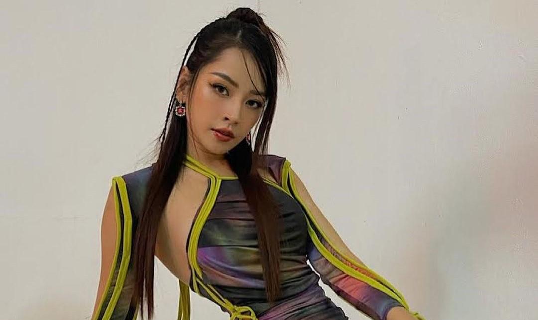 Nhìn Chi Pu hiểm hóc tạo dáng chụp ảnh mà muốn thoát vị địa đệm!