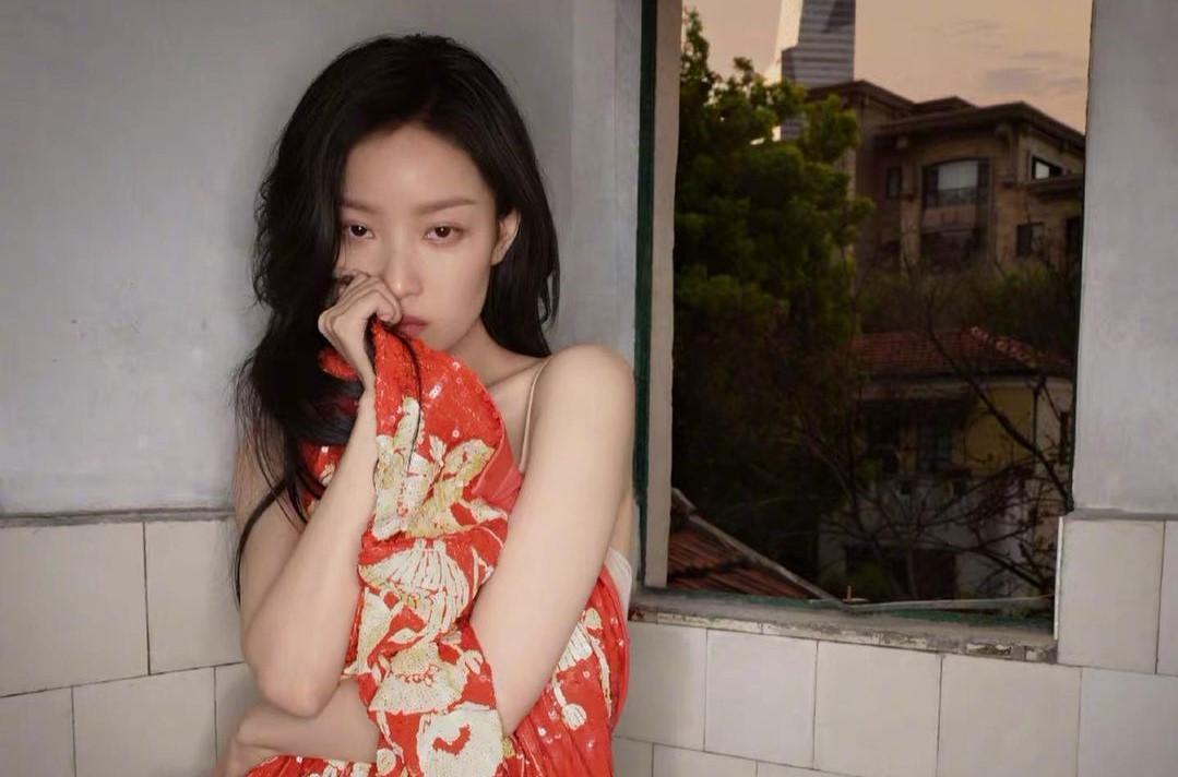 Nghê Ni liên tục khuynh đảo tạp chí thời trang Trung Quốc