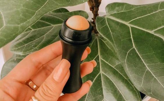 Liệu cây lăn hút dầu có thay thế được giấy thấm dầu?