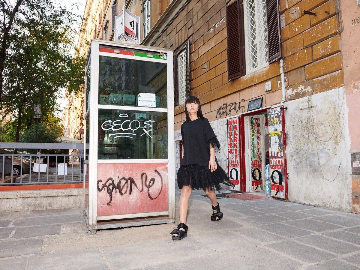 Valentino loại bỏ thương hiệu con và đóng cửa nhà máy sản xuất lông thú