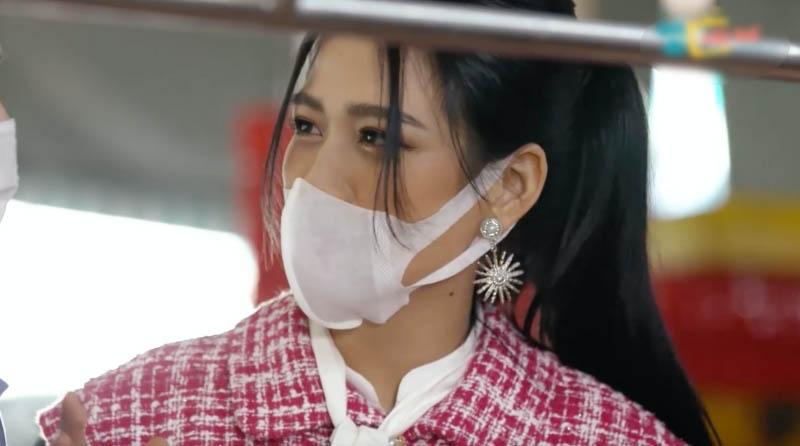 Đỗ Thị Hà "lạc quẻ" với set tweed cổ nơ khi đi chợ trong show thực tế