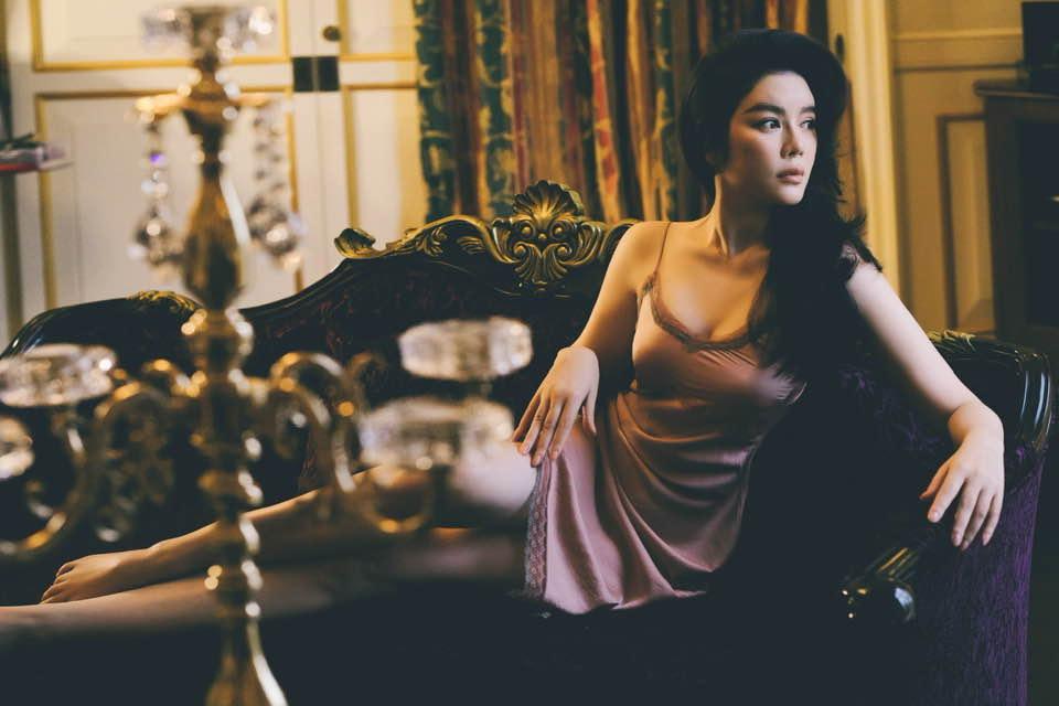 Ở nhà giãn cách càng tạo cơ hội cho Lý Nhã Kỳ ăn kiêng, sống ảo