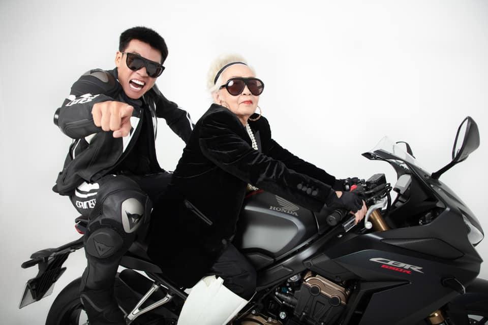 Ngầu như bà ngoại Wowy: Tuổi 80 vẫn lên đồ thời trang cưỡi moto phân khối lớn