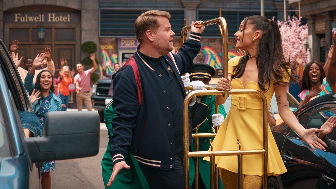 Ariana Grande diện cả cây vàng rực nhảy múa mừng hết giãn cách xã hội