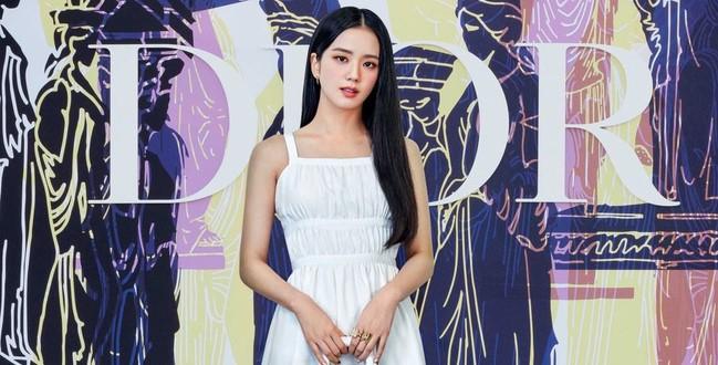 Jisoo BLACKPINK trước và trong show Dior: Hai thái cực đối lập