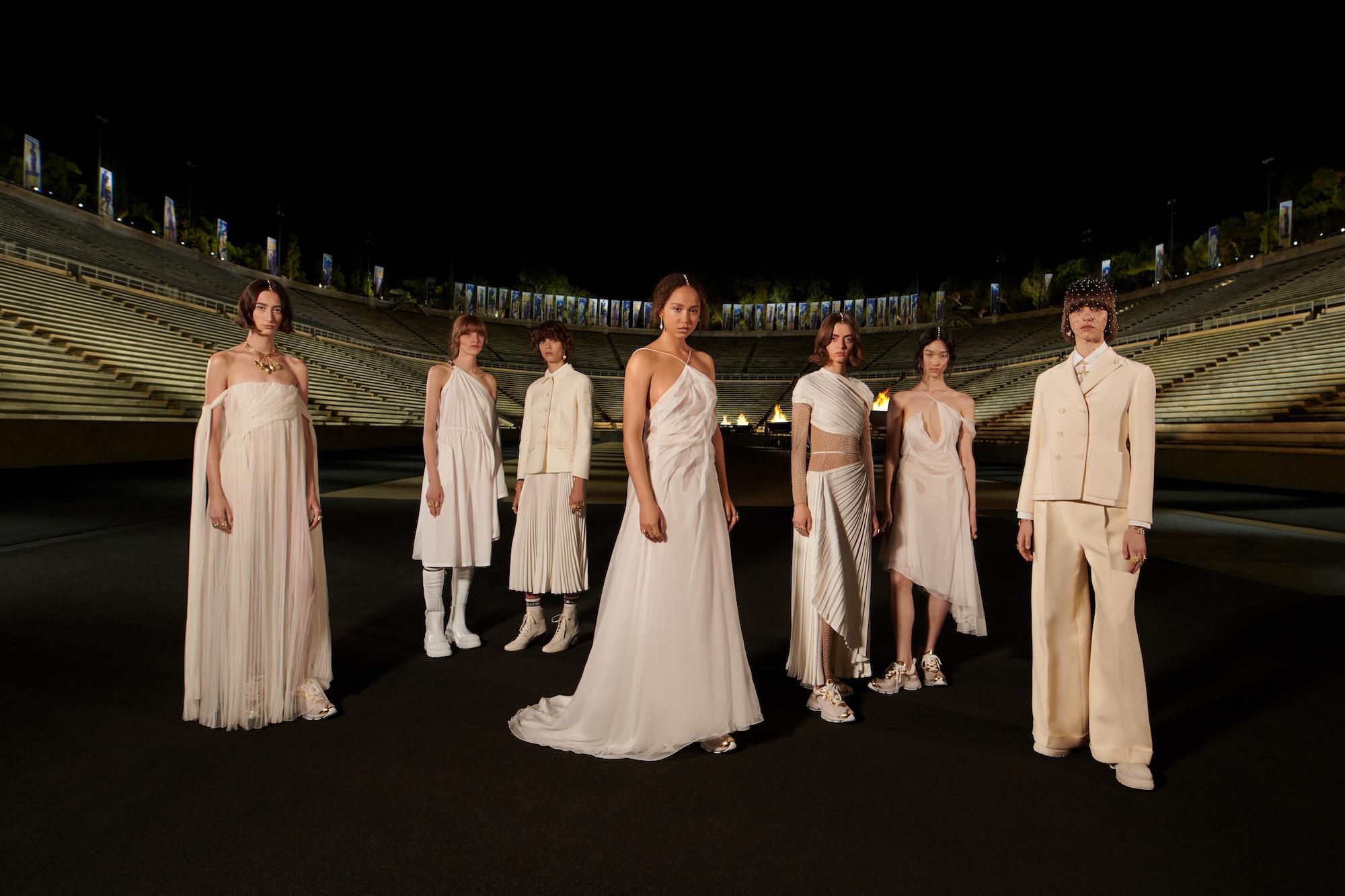 Dior Cruise 2022: Khi những nữ thần Hy Lạp hạ phàm
