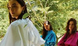 Oscar de la Renta Resort 2022: Những hương hoa hè rực rỡ