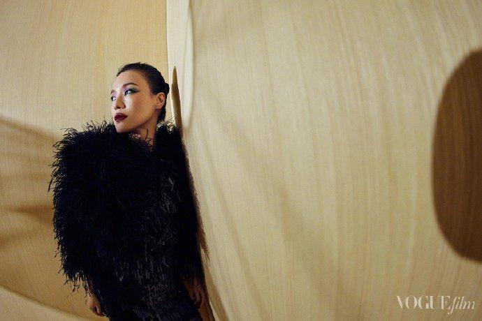 Thư Kỳ mộng mơ trên bìa tạp chí Vogue Film