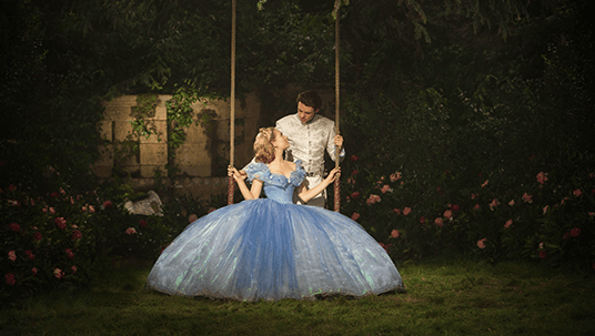 "Lọ lem" Lily James và các sao US-UK này từng không thể thở thậm chí ngất xỉu vì mặc váy quá bó