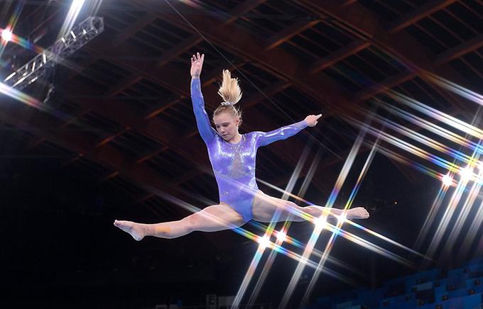 Đồ thi đấu của VĐV thể dục dụng cụ của Mỹ đính 3500 viên pha lê Swarovski