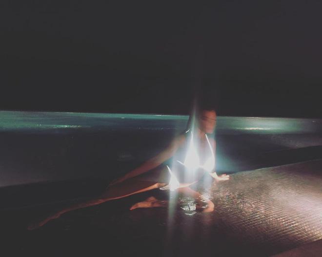 Kourtney Kardashian phát sáng khi diện bikini giữa biển đêm