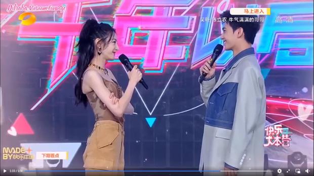 Mãi mới mạnh dạn mặc corset, Địch Lệ Nhiệt Ba nhận ngay cái kết đắng ngắt