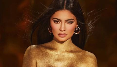 Kylie Jenner đăng ảnh phủ sơn vàng đầy người quảng cáo cho sản phẩm trang điểm