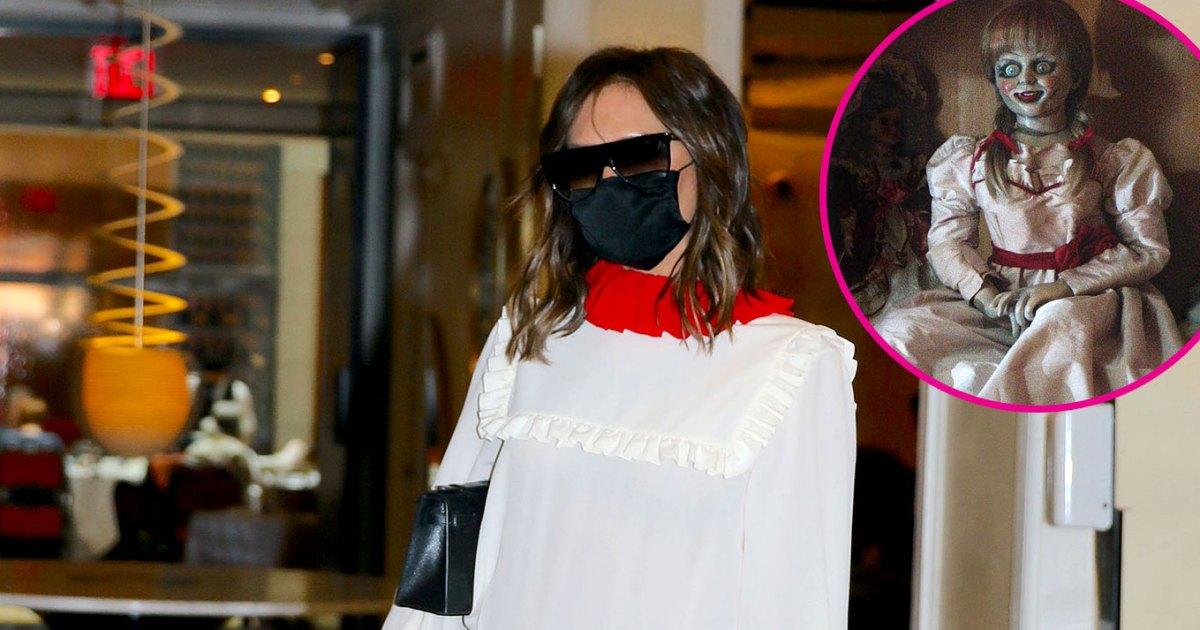 Victoria Beckham mặc váy đắt tiền nhưng lại bị ví giống búp bê Annabelle
