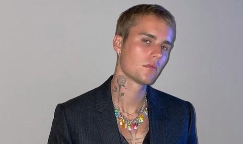 Justin Bieber yêu thích những chiếc vòng cổ hạt cườm nhiều màu sắc