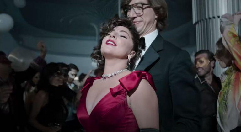 Lady Gaga đeo trang sức BVLGARI trong House of Gucci