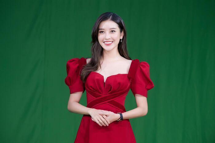 Á hậu Huyền My mặc trang phục màu sắc yêu thích để "chào sân" truyền hình