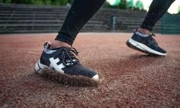 Hai chàng trai gốc Việt khởi nghiệp với đôi sneakers làm từ bã cà phê