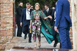 Jennifer Lopez quên cắt tag áo khi dự show của Dolce & Gabbana