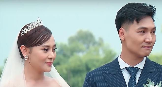 Nam (Hương Vị Tình Thân) lộ tóc mái bết dính trong ngày cưới