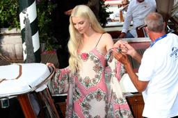 Vẻ đẹp “vô thực” của Anya Taylor – Joy tại LHP Venice 78