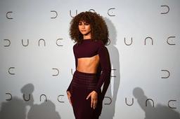 "Bạn gái của Nhện nhọ" Zendaya xứng đáng là nữ hoàng thảm đỏ LHP Venice 78