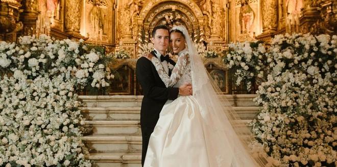 Cựu thiên thần Victoria's Secret diện váy dài 4m, xinh như công chúa trong ngày cưới